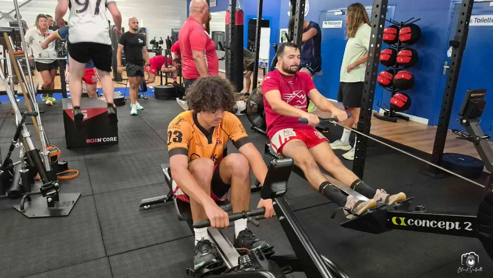 Des membres du groupe ASF Commentry sur les rameurs du club Malicorne