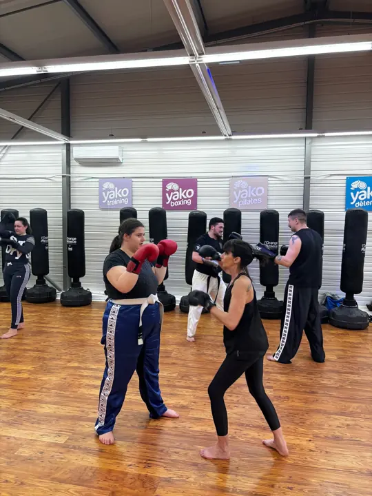 Des participants à une séance de boxe dans la salle de cours de Malicorne