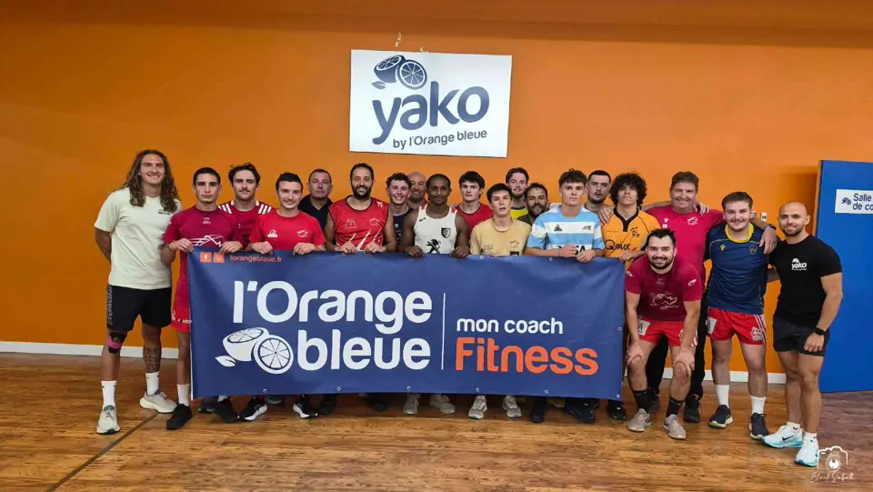 Le groupe de rugby ASF Commentry réuni dans la salle de cours de L’Orange Bleue Malicorne